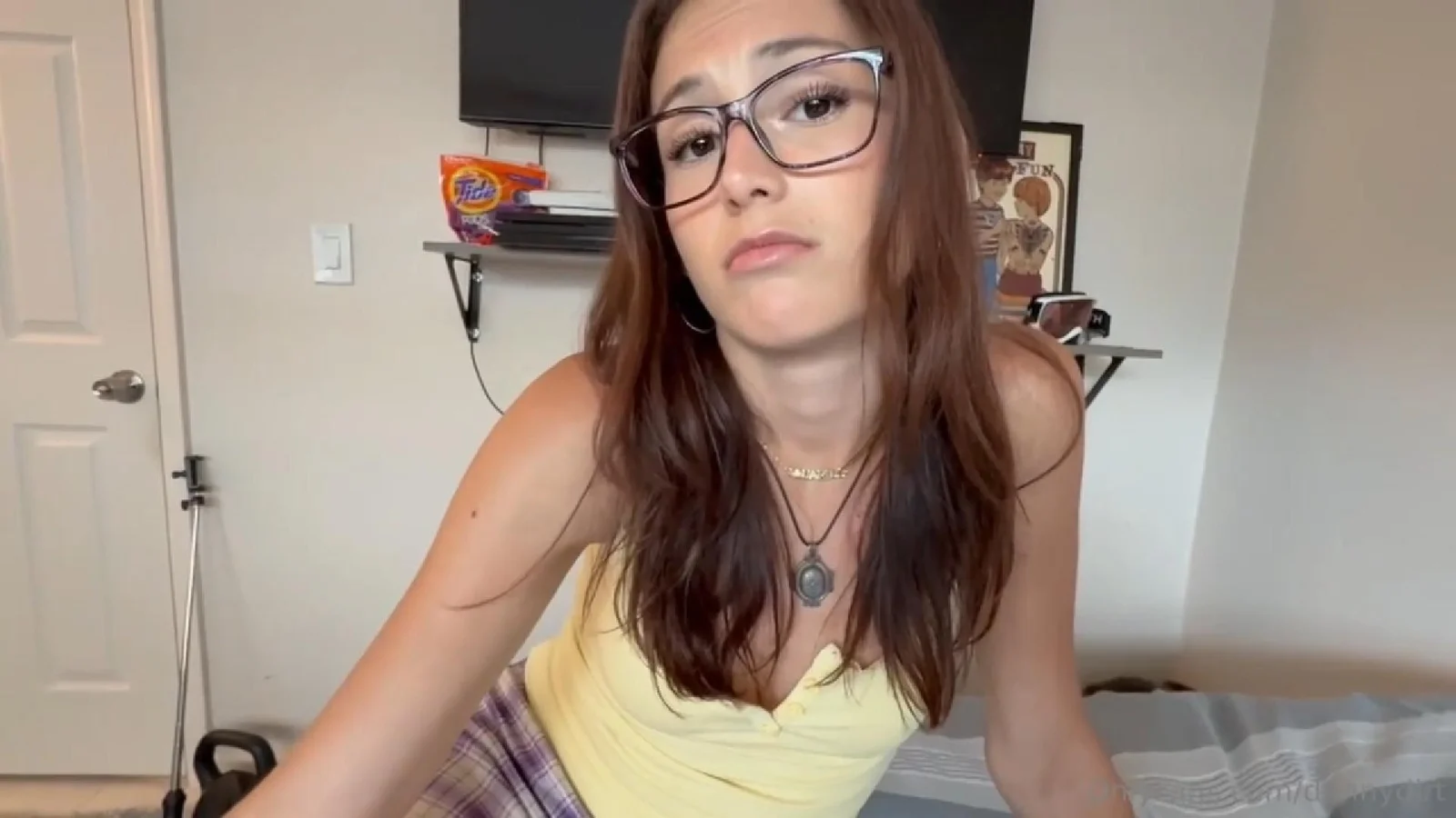 Tirando a virgindade da irmã curiosa