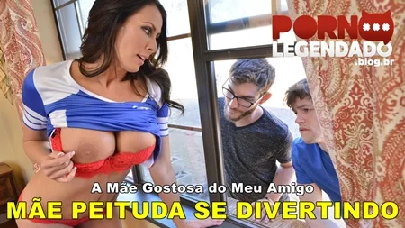 Mãe peituda se divertindo com os amigos do filho